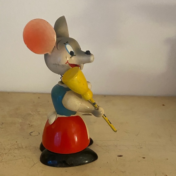 Vintage mouse holding a broom - Picture 4 of 8
